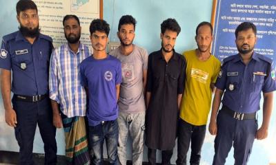 গাংনীতে সড়কে বোমা ফাটিয়ে ডাকাতি, আটক ৫