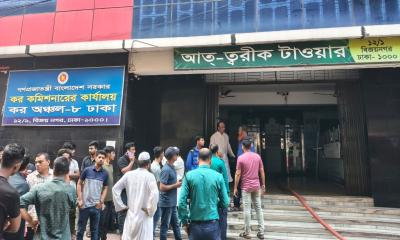 রাজধানীতে বহুতল ভবনে আগুন, ৫ ইউনিটের চেষ্টায় নিয়ন্ত্রণে