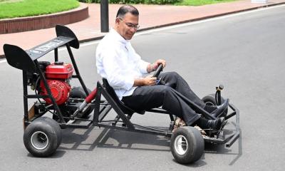 কলেজছাত্রের নির্মিত গো-কার্ট চালিয়ে উৎসাহ দিলেন প্রধানমন্ত্রী