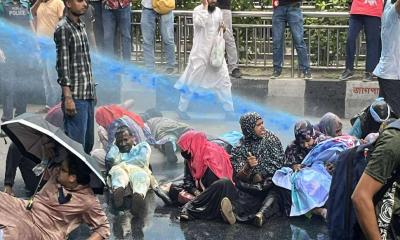 প্রেসক্লাবে আন্দোলনকারীদের ওপর জলকামান-সাউন্ড গ্রেনেড নিক্ষেপ