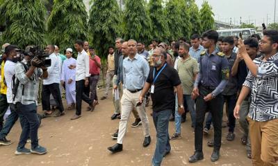 মাইলস্টোনে শিক্ষার্থীদের বিক্ষোভ: তোপের মুখে আইন উপদেষ্টা