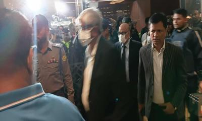 পুলিশি নিরাপত্তায় সচিবালয় ছাড়লেন অর্থ উপদেষ্টা