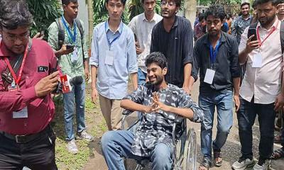 হুইলচেয়ারে ভোটকেন্দ্রে এলেন মেঘমল্লার বসু