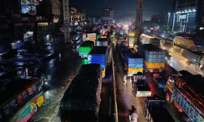 পাম্পে গাড়ির দীর্ঘ সিরিয়াল, ঢাকা-চট্টগ্রাম মহাসড়কে যানজট