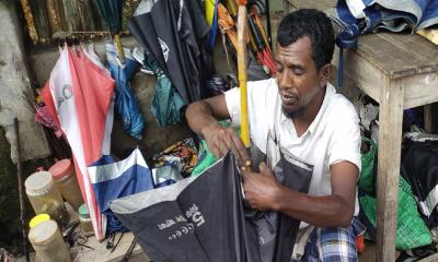 পাইকগাছায় ব্যস্ত সময় পার করছেন ছাতা কারিগররা