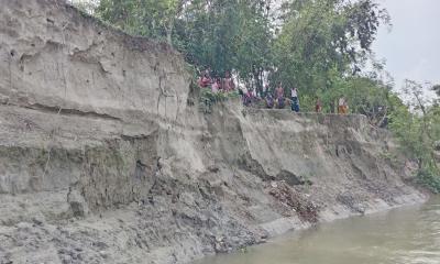 ঘোড়াঘাটে করতোয়া নদীর ভাঙনে মানুষ নিঃস্ব 