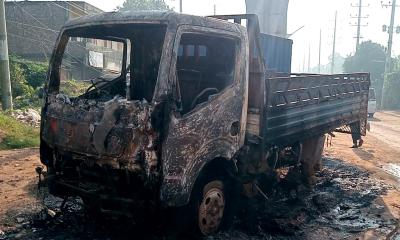 আশুলিয়ায় দুর্বৃত্তদের আগুনে পুড়লো পার্কিং করা পিকআপ