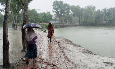 টানা বৃষ্টিতে সাতক্ষীরায় জলাবদ্ধতা, জনজীবনে দুর্ভোগ