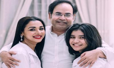 পারিবারিক ছবিতে শুভেচ্ছা জানালেন রুনা খান
