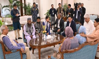 হাদির পরিবারের সঙ্গে ড. ইউনূসের সাক্ষাৎ, উন্নত চিকিৎসার আশ্বাস