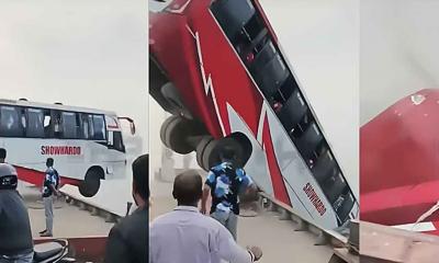 ফেরিতে উঠতে গিয়ে পদ্মায় পড়ে গেল যাত্রীবাহী বাস, নিহত ২