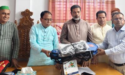 হোমনায় শিক্ষাপ্রতিষ্ঠানে ক্রীড়া সামগ্রী বিতরণ