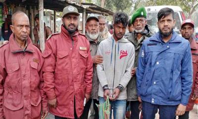 রেললাইনের ক্লিপ খুলে নেওয়ার সময় যুবক আটক