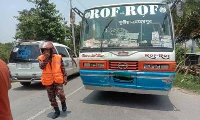 কুষ্টিয়ায় বাসের ধাক্কায় ভ্যান চালক নিহত