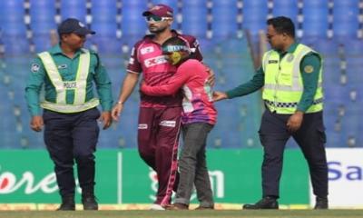 চট্টগ্রামের মাঠে ঢুকে পড়লেন মাশরাফী ভক্ত
