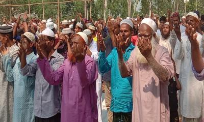 তেঁতুলিয়ায় বিশেষ নামাজ আদায় করেন মুসল্লীরা