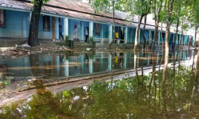 সামান্য বৃষ্টিতেই ডুবে যায় চাঁদপুর আদালত প্রাঙ্গণ, চরম ভোগান্তি