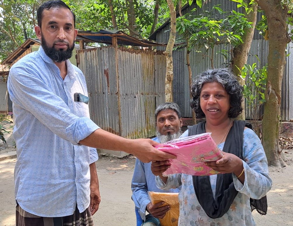 বাঞ্ছারামপুরে কায়েস সিকদারের ঈদ উপহার বিতরণ