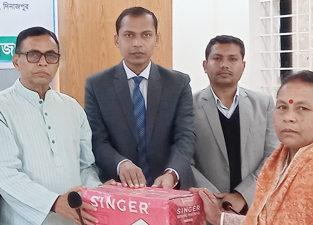 বীরগঞ্জে বিনামূল্যে সেলাই মেশিন বিতরণ