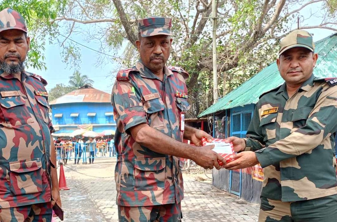 হিলি সীমান্তে বিএসএফকে মিষ্টি উপহার দিলো বিজিবি