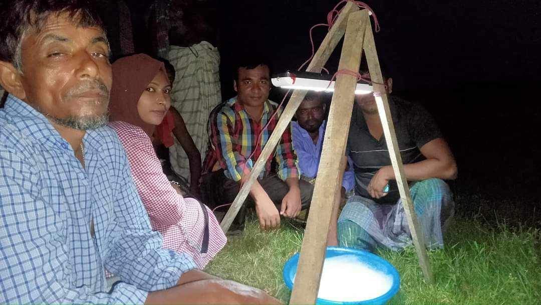 নবীনগরে পোকা দমনে আলোক ফাঁদ