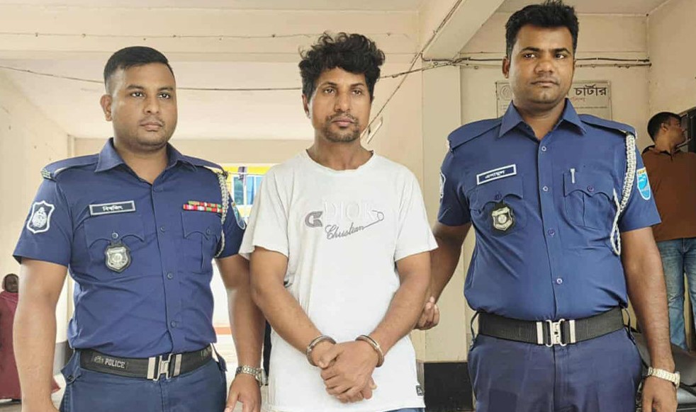 একই ক্লাসের ৪ ছাত্রীকে ধর্ষণের অভিযোগে খণ্ডকালীন শিক্ষক গ্রেপ্তার